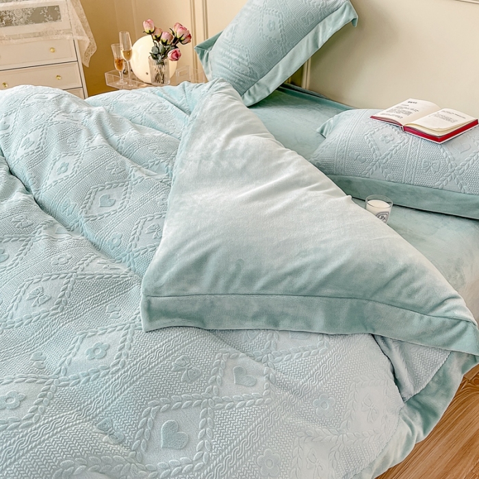 91家纺网 家纺一手货源 找家纺 慕尚 2022新款高克重纯色牛奶绒剪花雕花四件套 路易浅绿