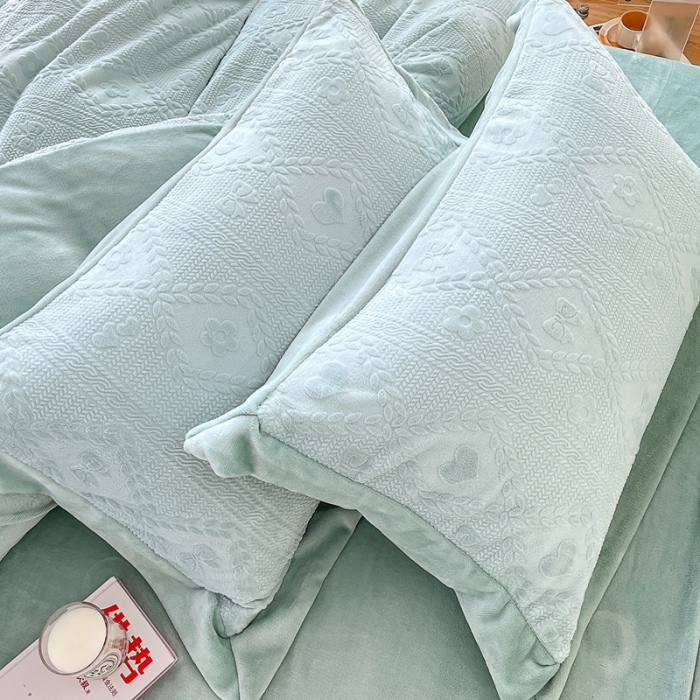 91家纺网 家纺一手货源 找家纺 慕尚 2022新款高克重纯色牛奶绒剪花雕花四件套 路易浅绿