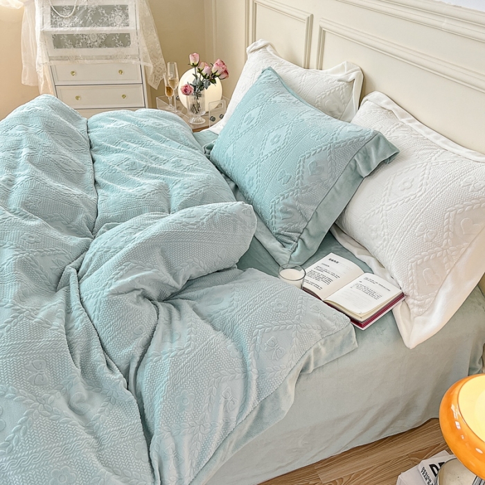 91家纺网 家纺一手货源 找家纺 慕尚 2022新款高克重纯色牛奶绒剪花雕花四件套 路易浅绿