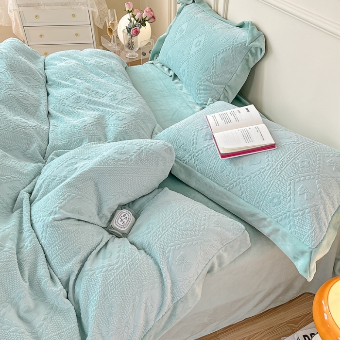 91家纺网 家纺一手货源 找家纺 慕尚 2022新款高克重纯色牛奶绒剪花雕花四件套 路易浅绿