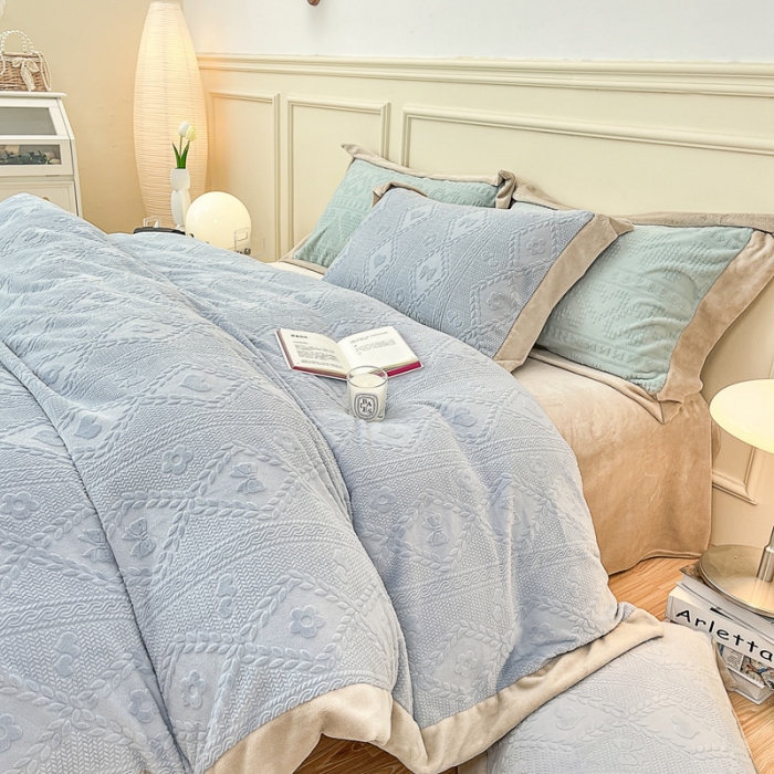 91家纺网 家纺一手货源 找家纺 慕尚 2022新款高克重纯色牛奶绒剪花雕花四件套 路易浅蓝