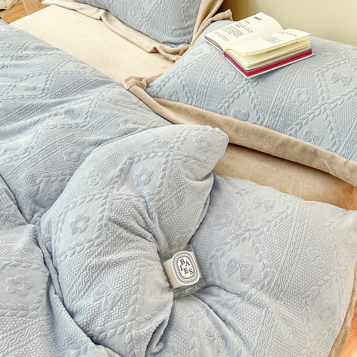 91家纺网 家纺一手货源 找家纺 慕尚 2022新款高克重纯色牛奶绒剪花雕花四件套 路易浅蓝