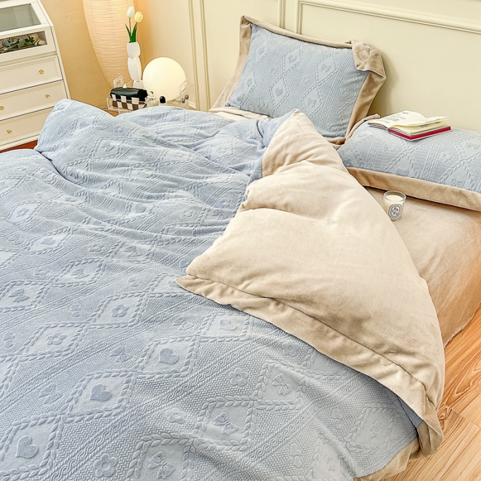 91家纺网 家纺一手货源 找家纺 慕尚 2022新款高克重纯色牛奶绒剪花雕花四件套 路易浅蓝