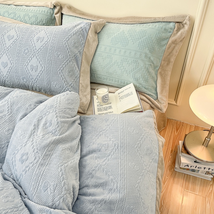 91家纺网 家纺一手货源 找家纺 慕尚 2022新款高克重纯色牛奶绒剪花雕花四件套 路易浅蓝