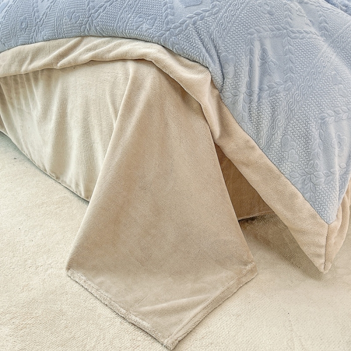 91家纺网 家纺一手货源 找家纺 慕尚 2022新款高克重纯色牛奶绒剪花雕花四件套 路易浅蓝