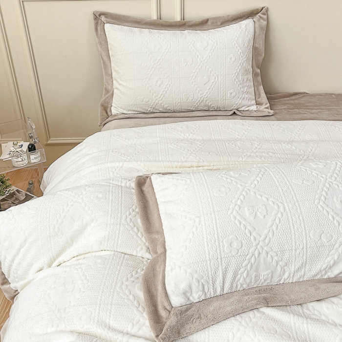 91家纺网 家纺一手货源 找家纺 慕尚 2022新款高克重纯色牛奶绒剪花雕花四件套 路易奶白