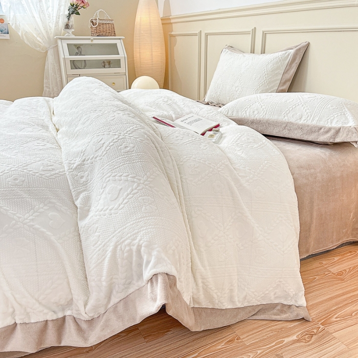 91家纺网 家纺一手货源 找家纺 慕尚 2022新款高克重纯色牛奶绒剪花雕花四件套 路易奶白