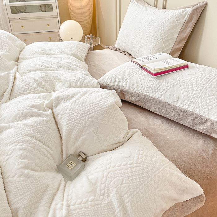 91家纺网 家纺一手货源 找家纺 慕尚 2022新款高克重纯色牛奶绒剪花雕花四件套 路易奶白