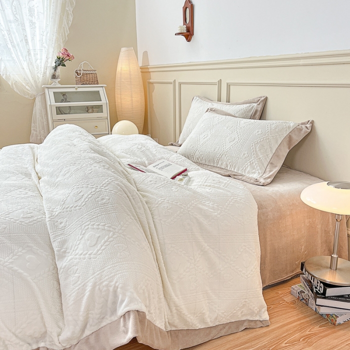 91家纺网 家纺一手货源 找家纺 慕尚 2022新款高克重纯色牛奶绒剪花雕花四件套 路易奶白