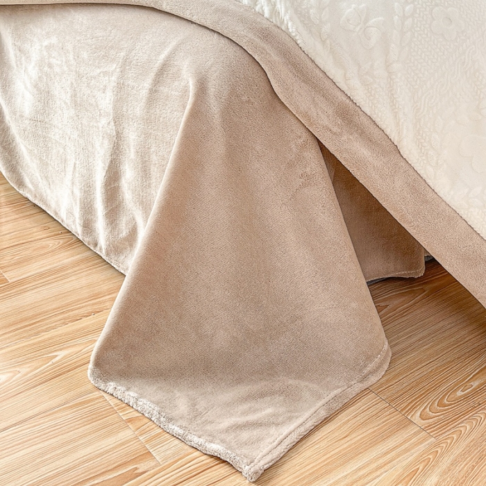 91家纺网 家纺一手货源 找家纺 慕尚 2022新款高克重纯色牛奶绒剪花雕花四件套 路易奶白