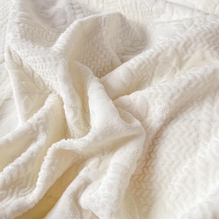 91家纺网 家纺一手货源 找家纺 慕尚 2022新款高克重纯色牛奶绒剪花雕花四件套 路易奶白