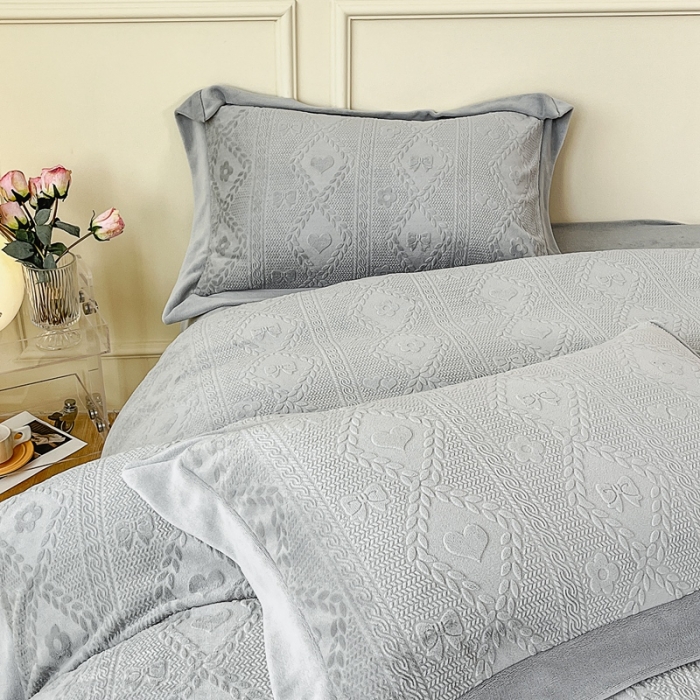 91家纺网 家纺一手货源 找家纺 慕尚 2022新款高克重纯色牛奶绒剪花雕花四件套 路易灰