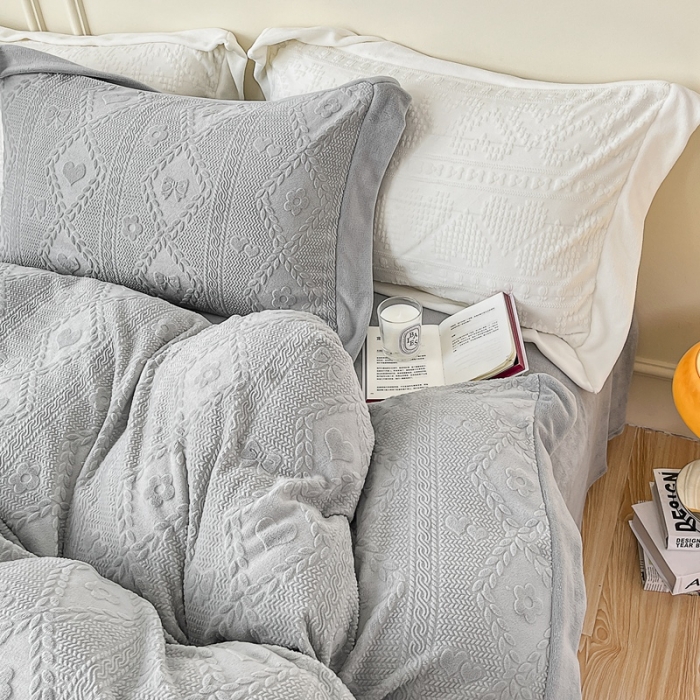 91家纺网 家纺一手货源 找家纺 慕尚 2022新款高克重纯色牛奶绒剪花雕花四件套 路易灰