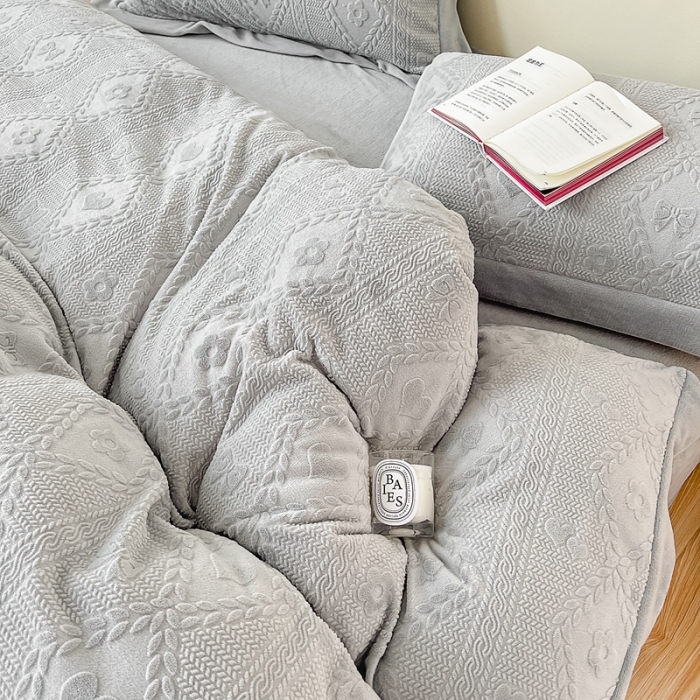 91家纺网 家纺一手货源 找家纺 慕尚 2022新款高克重纯色牛奶绒剪花雕花四件套 路易灰