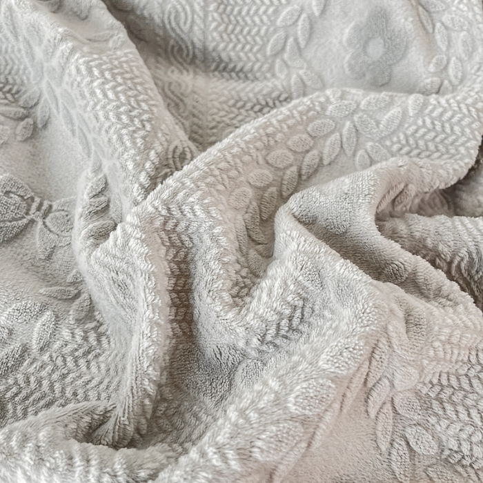 91家纺网 家纺一手货源 找家纺 慕尚 2022新款高克重纯色牛奶绒剪花雕花四件套 路易灰