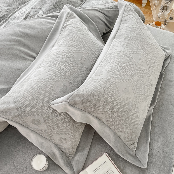 91家纺网 家纺一手货源 找家纺 慕尚 2022新款高克重纯色牛奶绒剪花雕花四件套 路易灰