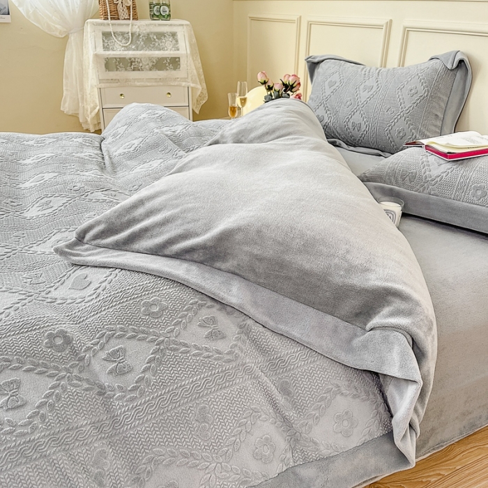 91家纺网 家纺一手货源 找家纺 慕尚 2022新款高克重纯色牛奶绒剪花雕花四件套 路易灰