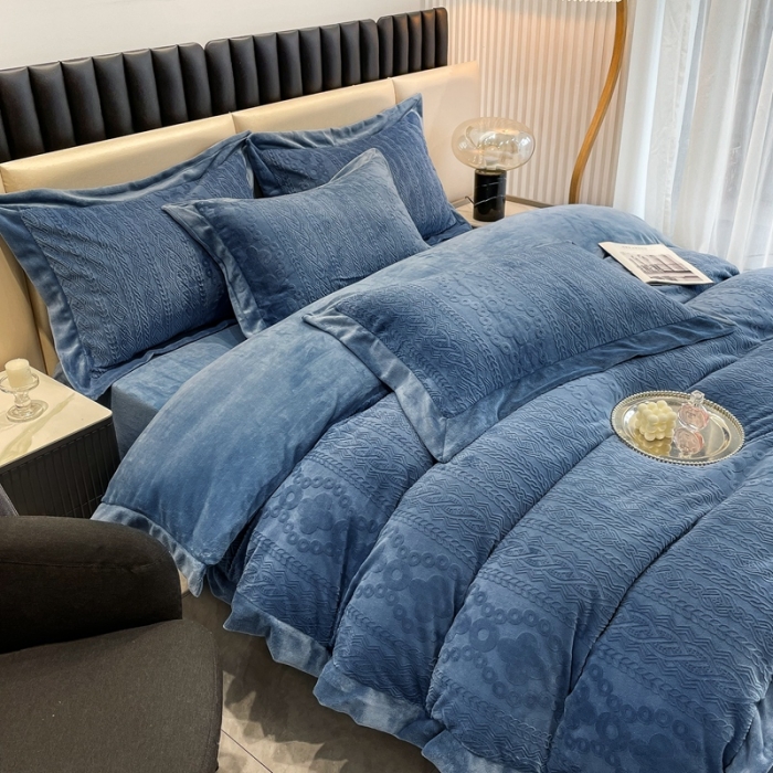 91家纺网 家纺一手货源 找家纺 慕尚 2022新款高克重纯色牛奶绒剪花雕花四件套 梵克深蓝