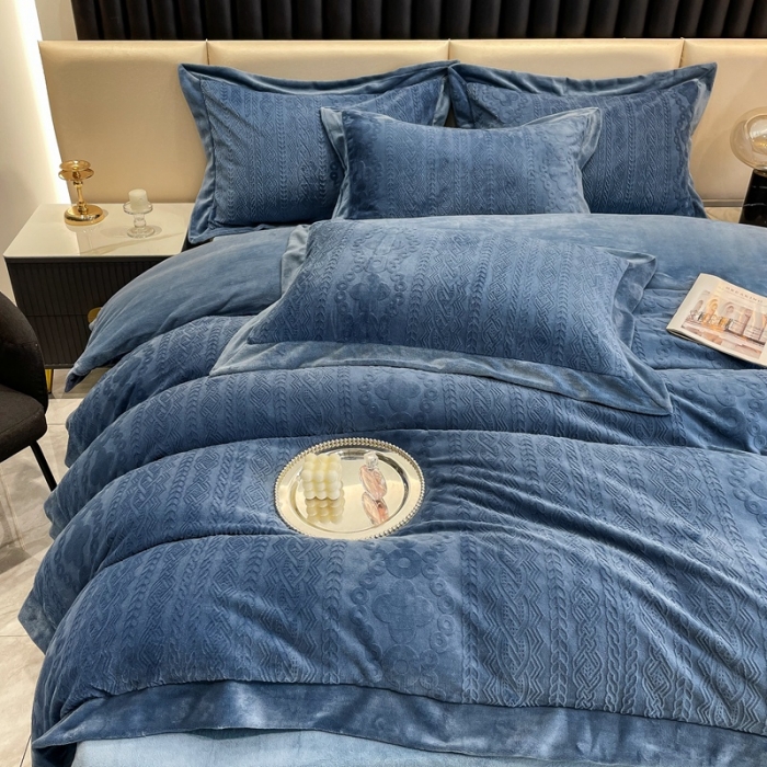 91家纺网 家纺一手货源 找家纺 慕尚 2022新款高克重纯色牛奶绒剪花雕花四件套 梵克深蓝