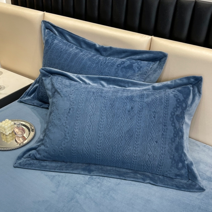 91家纺网 家纺一手货源 找家纺 慕尚 2022新款高克重纯色牛奶绒剪花雕花四件套 梵克深蓝