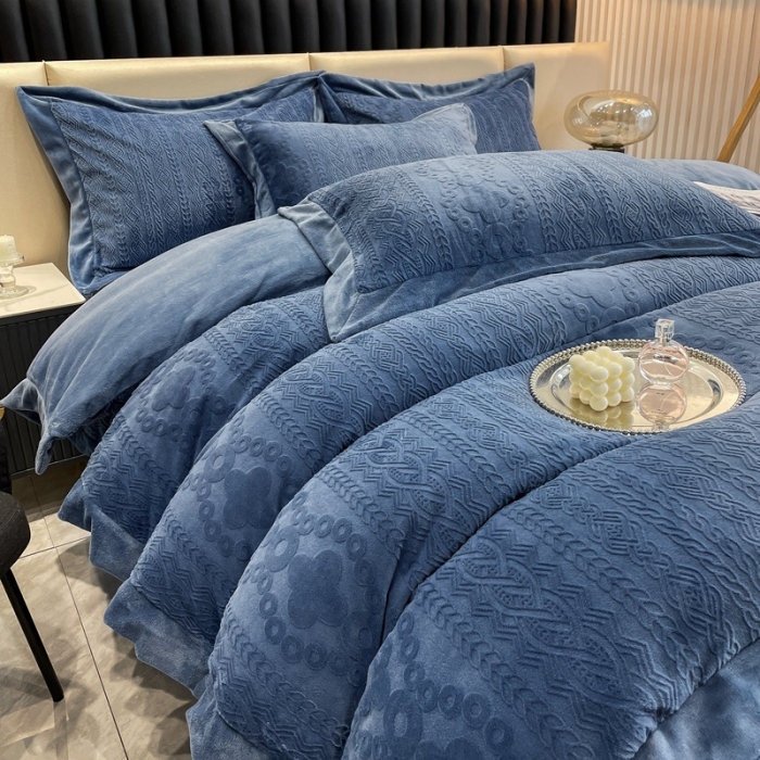 91家纺网 家纺一手货源 找家纺 慕尚 2022新款高克重纯色牛奶绒剪花雕花四件套 梵克深蓝