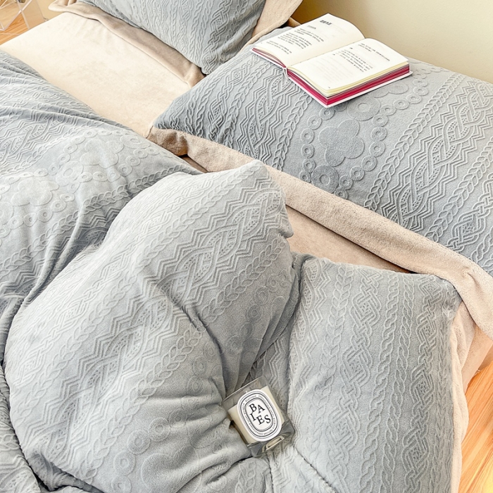 91家纺网 家纺一手货源 找家纺 慕尚 2022新款高克重纯色牛奶绒剪花雕花四件套 梵克灰