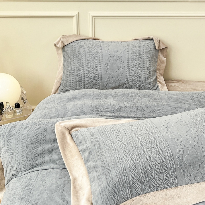 91家纺网 家纺一手货源 找家纺 慕尚 2022新款高克重纯色牛奶绒剪花雕花四件套 梵克灰