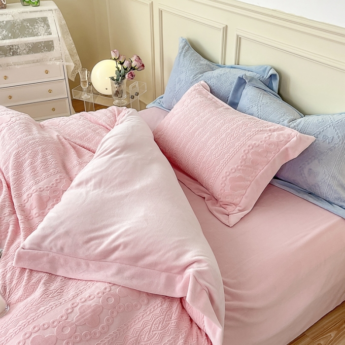 91家纺网 家纺一手货源 找家纺 慕尚 2022新款高克重纯色牛奶绒剪花雕花四件套 梵克粉