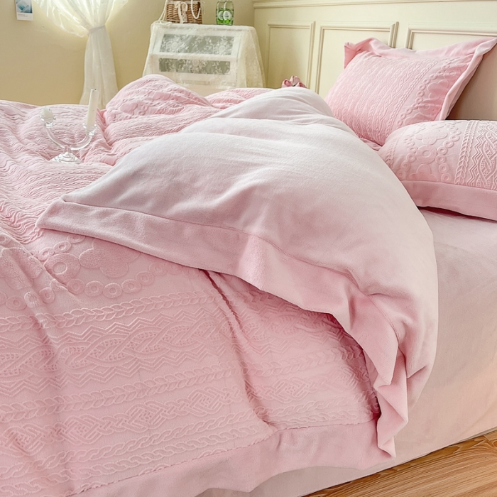 91家纺网 家纺一手货源 找家纺 慕尚 2022新款高克重纯色牛奶绒剪花雕花四件套 梵克粉