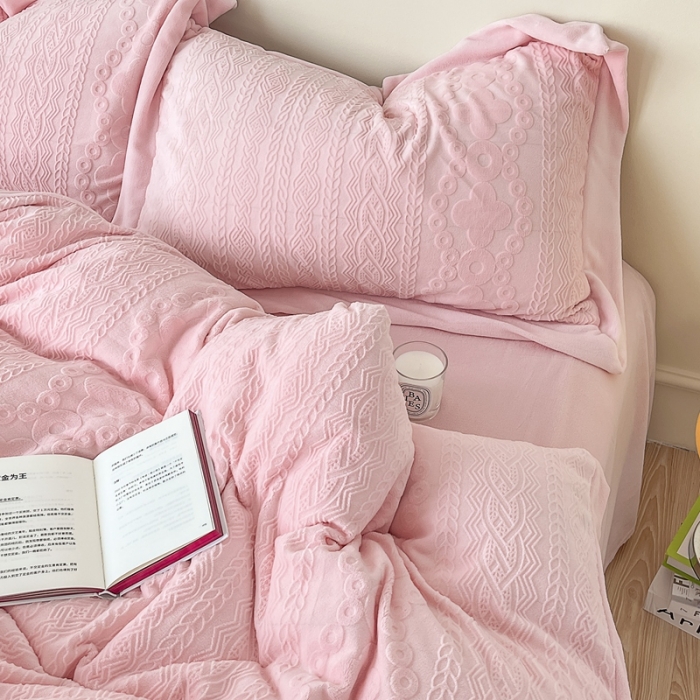 91家纺网 家纺一手货源 找家纺 慕尚 2022新款高克重纯色牛奶绒剪花雕花四件套 梵克粉