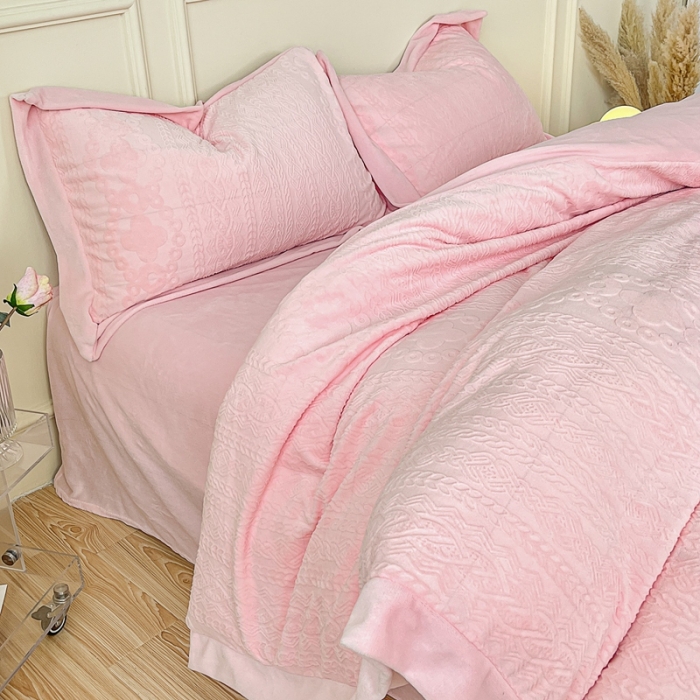 91家纺网 家纺一手货源 找家纺 慕尚 2022新款高克重纯色牛奶绒剪花雕花四件套 梵克粉