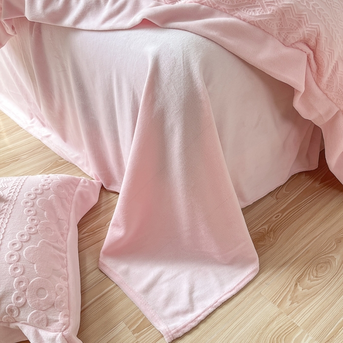 91家纺网 家纺一手货源 找家纺 慕尚 2022新款高克重纯色牛奶绒剪花雕花四件套 梵克粉