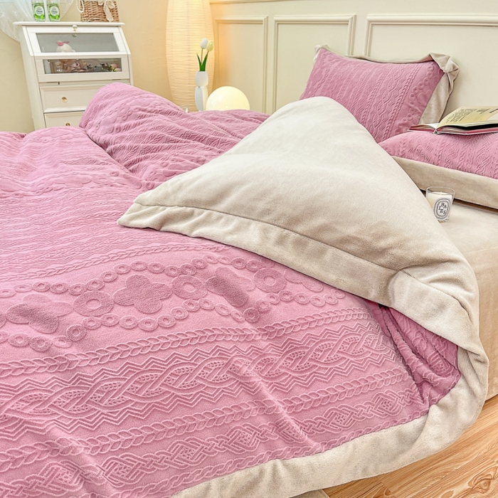 91家纺网 家纺一手货源 找家纺 慕尚 2022新款高克重纯色牛奶绒剪花雕花四件套 梵克豆沙