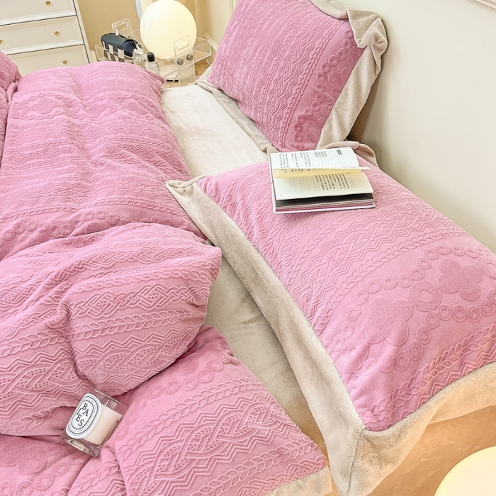 91家纺网 家纺一手货源 找家纺 慕尚 2022新款高克重纯色牛奶绒剪花雕花四件套 梵克豆沙