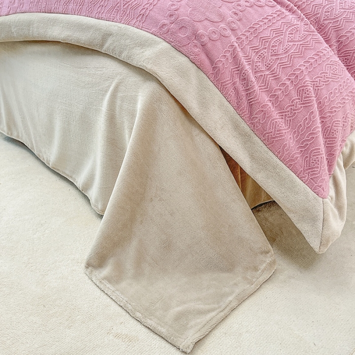 91家纺网 家纺一手货源 找家纺 慕尚 2022新款高克重纯色牛奶绒剪花雕花四件套 梵克豆沙