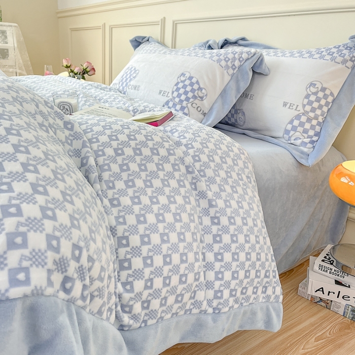 91家纺网 家纺一手货源 找家纺 慕尚 2022新款高克重纯色牛奶绒剪花雕花四件套 波比蓝