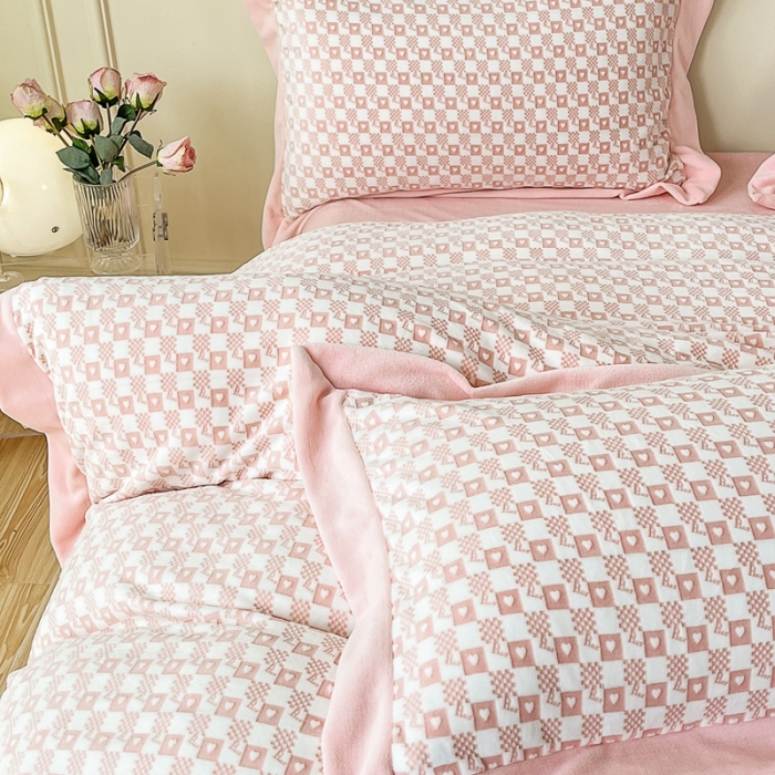 91家纺网 家纺一手货源 找家纺 慕尚 2022新款高克重纯色牛奶绒剪花雕花四件套 波比粉