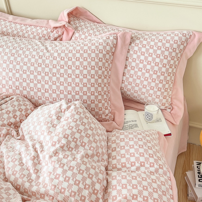 91家纺网 家纺一手货源 找家纺 慕尚 2022新款高克重纯色牛奶绒剪花雕花四件套 波比粉