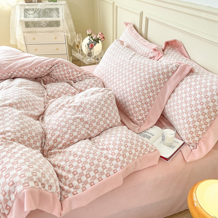 91家纺网 家纺一手货源 找家纺 慕尚 2022新款高克重纯色牛奶绒剪花雕花四件套 波比粉