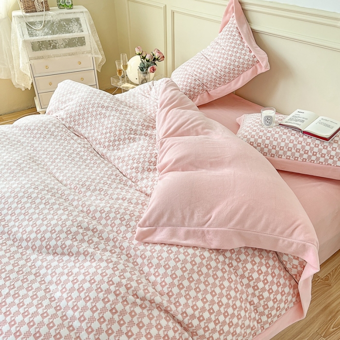 91家纺网 家纺一手货源 找家纺 慕尚 2022新款高克重纯色牛奶绒剪花雕花四件套 波比粉