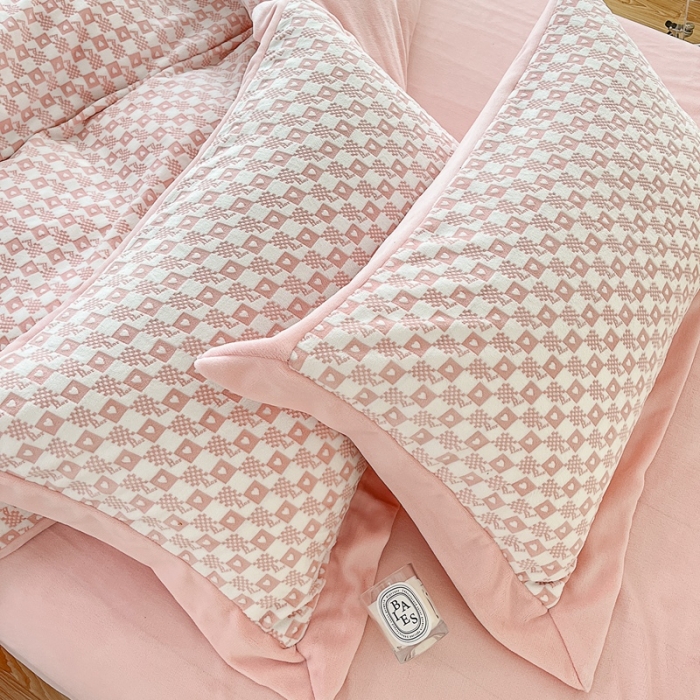 91家纺网 家纺一手货源 找家纺 慕尚 2022新款高克重纯色牛奶绒剪花雕花四件套 波比粉