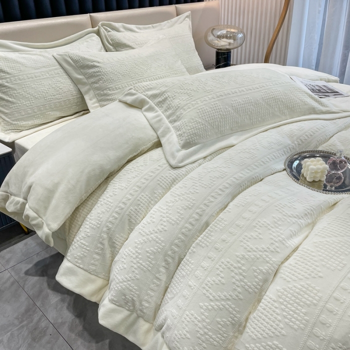 91家纺网 家纺一手货源 找家纺 慕尚 2022新款高克重纯色牛奶绒剪花雕花四件套 爱心奶白