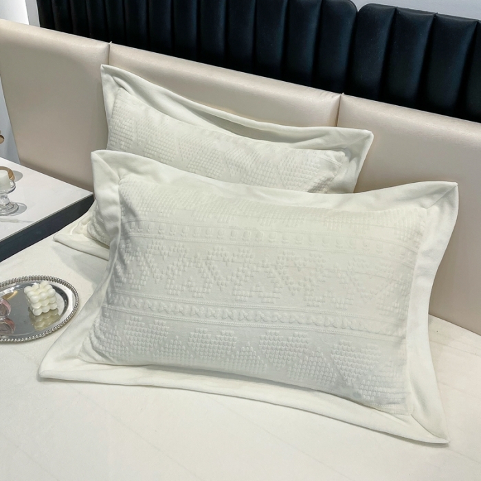 91家纺网 家纺一手货源 找家纺 慕尚 2022新款高克重纯色牛奶绒剪花雕花四件套 爱心奶白