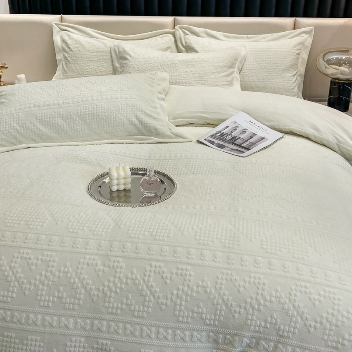 91家纺网 家纺一手货源 找家纺 慕尚 2022新款高克重纯色牛奶绒剪花雕花四件套 爱心奶白