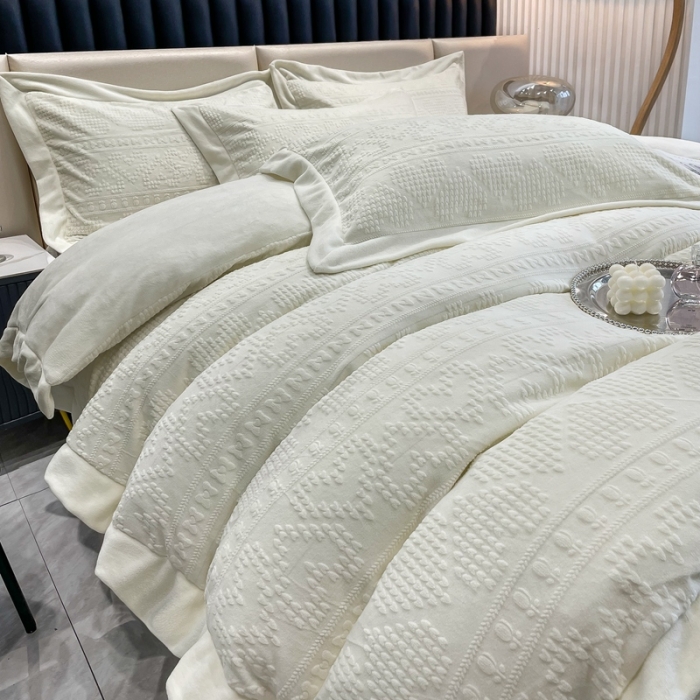 91家纺网 家纺一手货源 找家纺 慕尚 2022新款高克重纯色牛奶绒剪花雕花四件套 爱心奶白