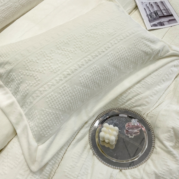 91家纺网 家纺一手货源 找家纺 慕尚 2022新款高克重纯色牛奶绒剪花雕花四件套 爱心奶白