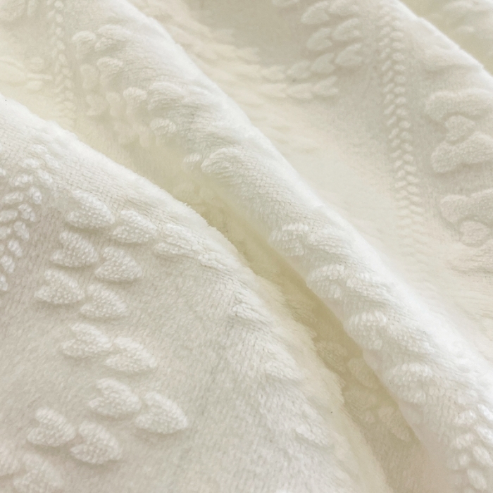 91家纺网 家纺一手货源 找家纺 慕尚 2022新款高克重纯色牛奶绒剪花雕花四件套 爱心奶白