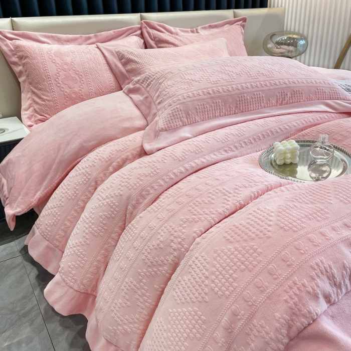 91家纺网 家纺一手货源 找家纺 慕尚 2022新款高克重纯色牛奶绒剪花雕花四件套 爱心粉