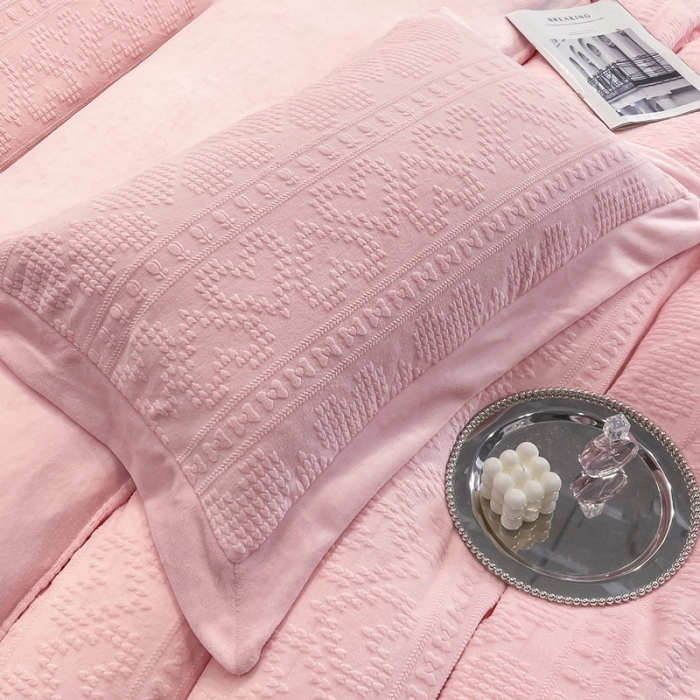 91家纺网 家纺一手货源 找家纺 慕尚 2022新款高克重纯色牛奶绒剪花雕花四件套 爱心粉