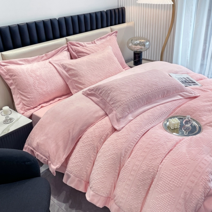 91家纺网 家纺一手货源 找家纺 慕尚 2022新款高克重纯色牛奶绒剪花雕花四件套 爱心粉